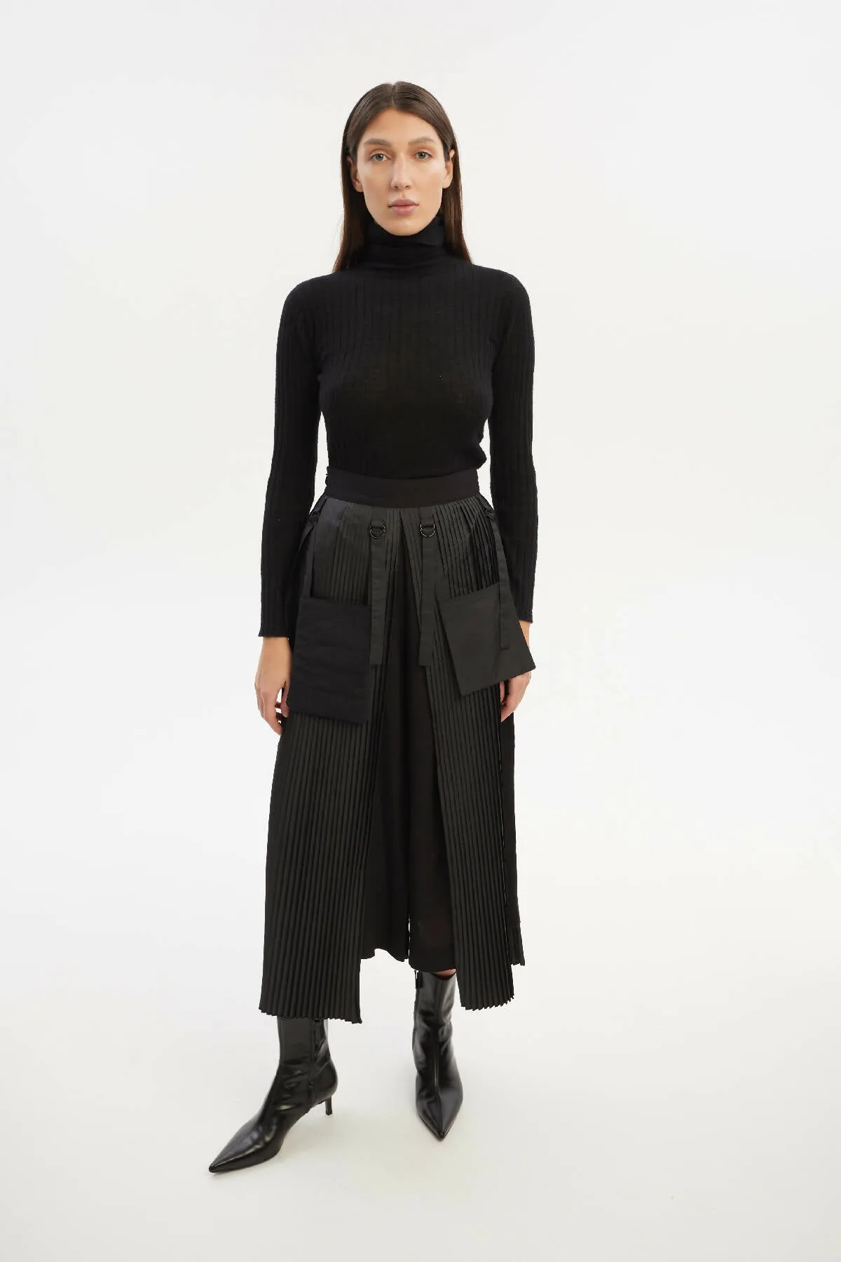 Culottes With Pleated Overwrap Elements and Detachable Pockets
