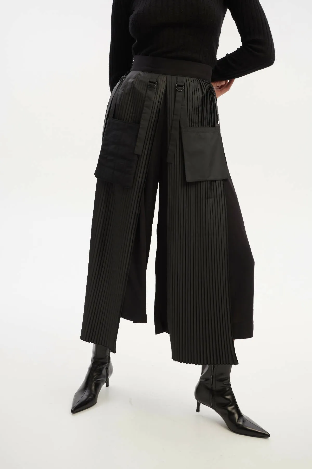 Culottes With Pleated Overwrap Elements and Detachable Pockets