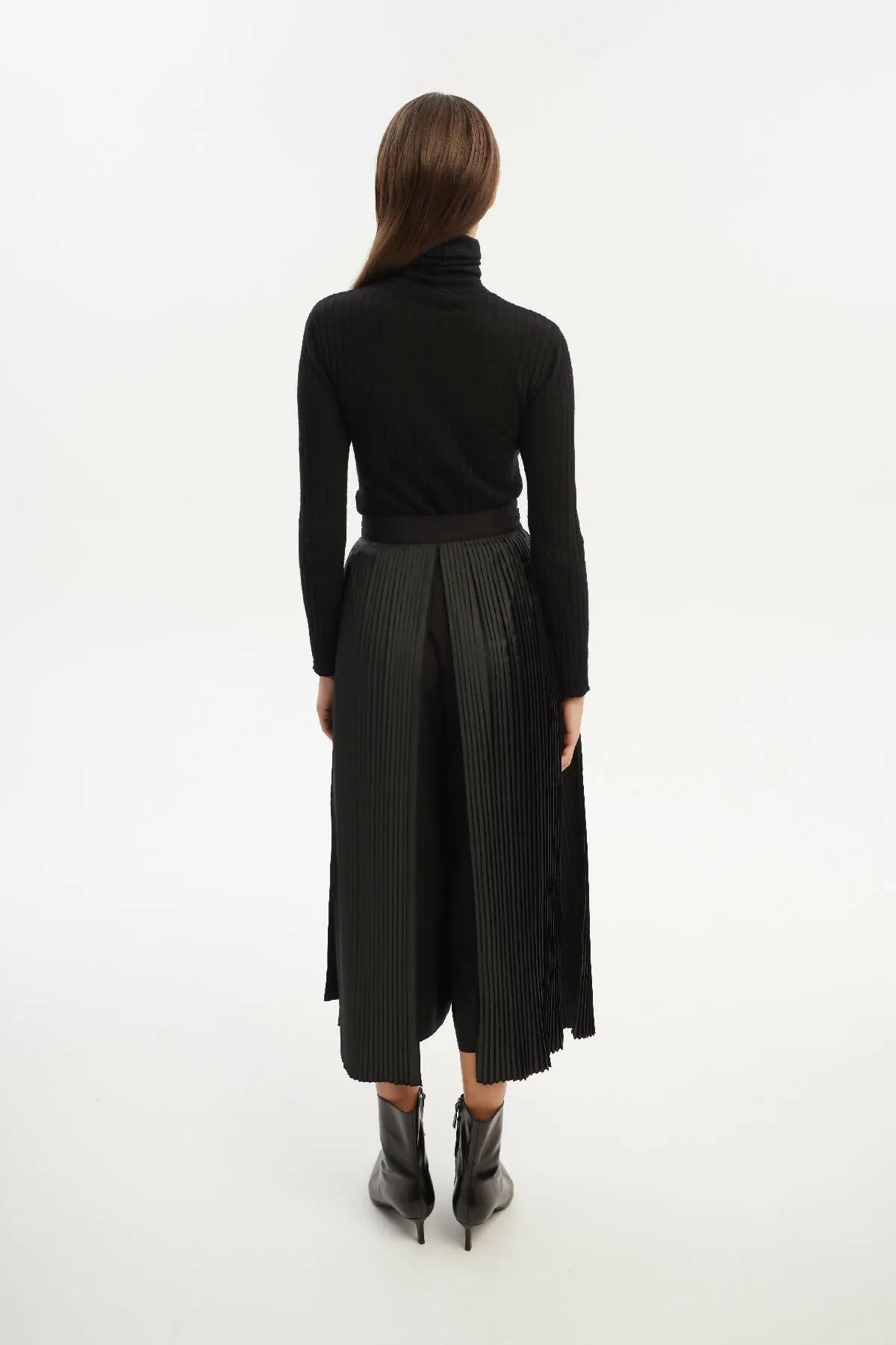 Culottes With Pleated Overwrap Elements and Detachable Pockets
