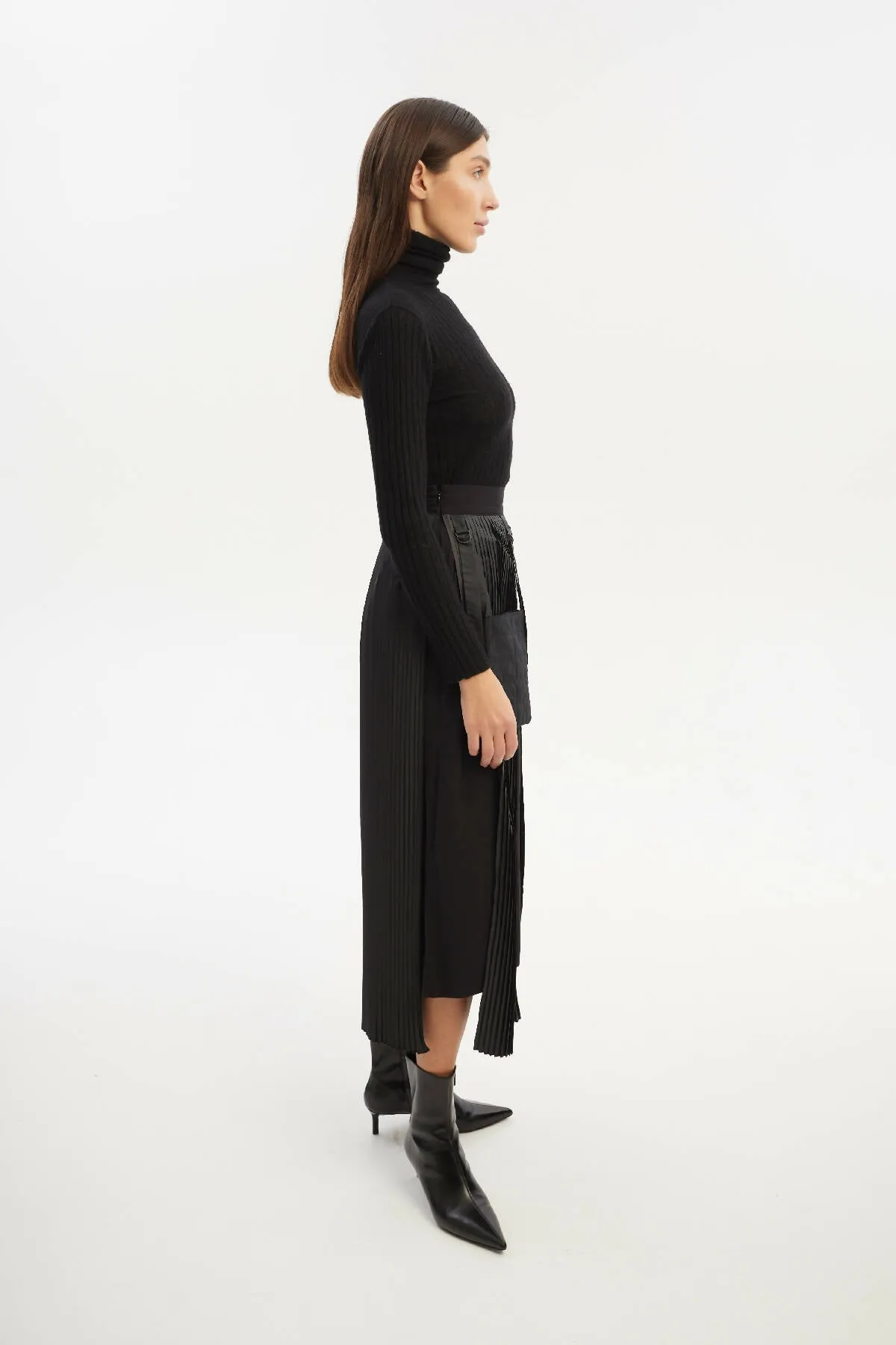 Culottes With Pleated Overwrap Elements and Detachable Pockets