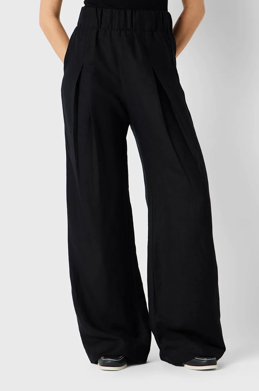 PLEATED TROUSER IN BLACK