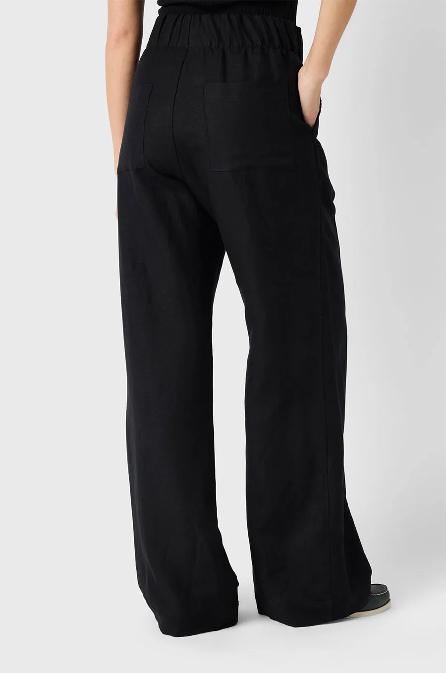 PLEATED TROUSER IN BLACK