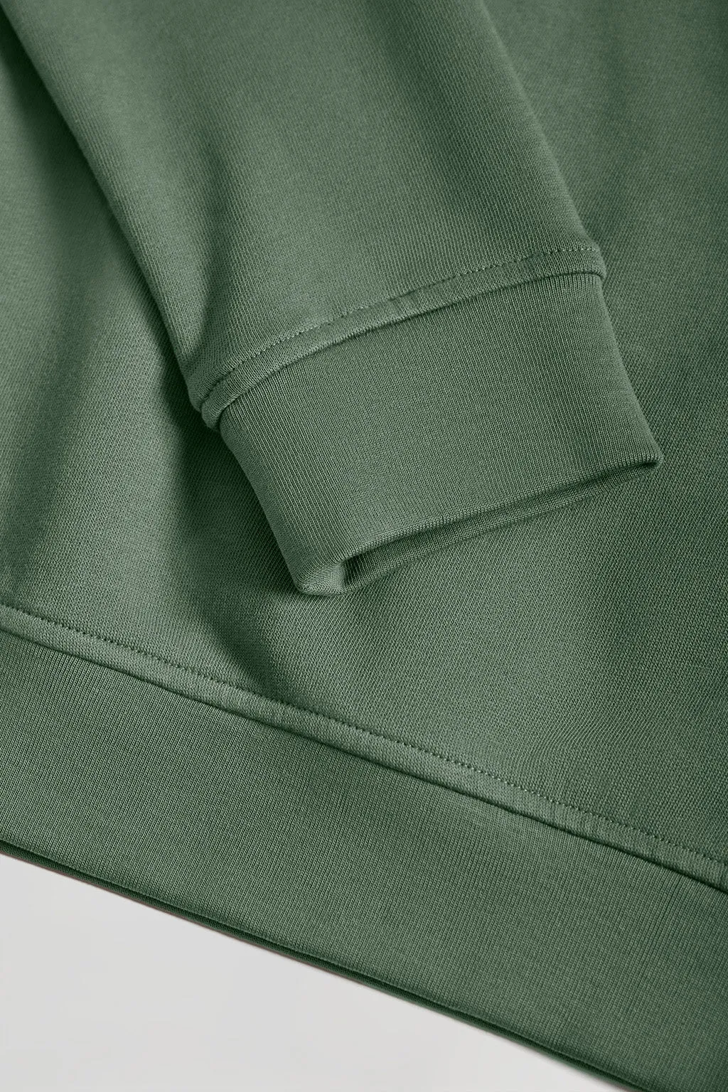 Sudadera básica verde oscuro de cuello redondo y logo Rigby Go